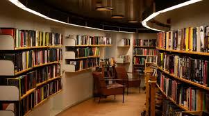 Baca buku di perpustakaan